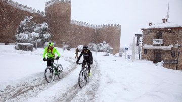 La nieve aisla por carretera las ciudades de Ávila y Madrid
