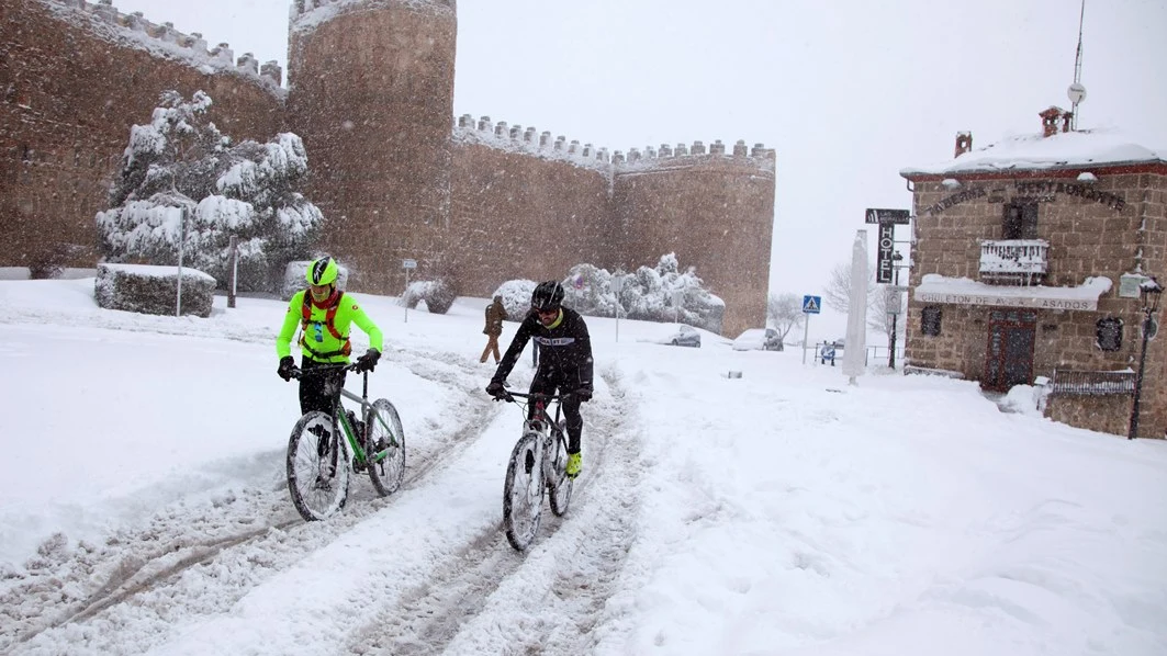 La nieve aisla por carretera las ciudades de Ávila y Madrid