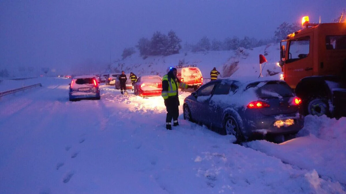 Coches atrapados por la nieve en la AP6