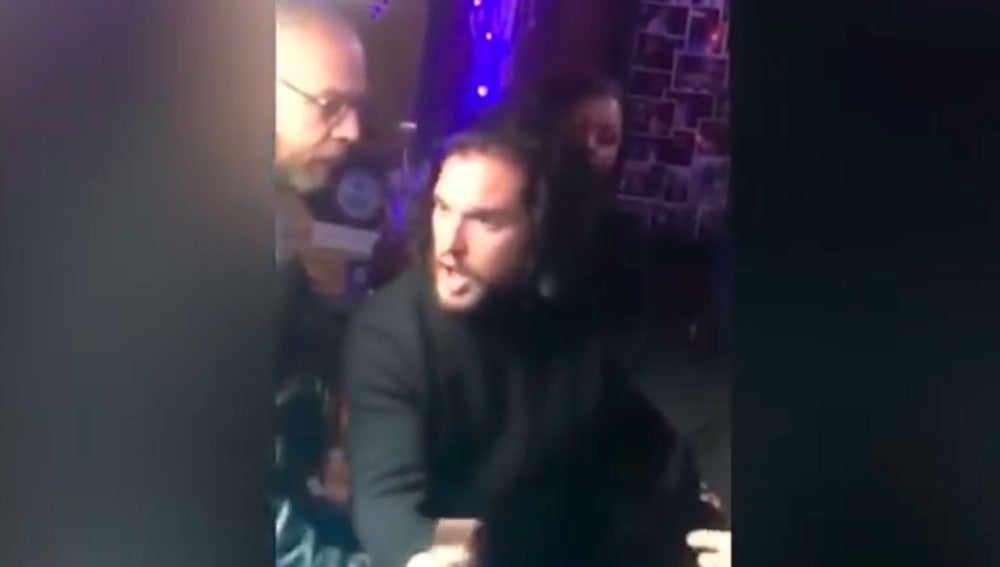 Kit Harington en una pelea en un bar de Nueva York