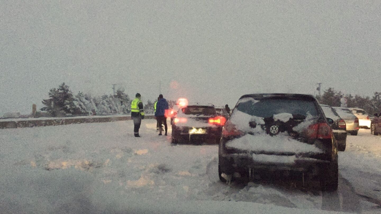 Fotograf&iacute;a facilitada por un conductor retenido en la A-6, a la altura del Km 75, en sentido Madrid