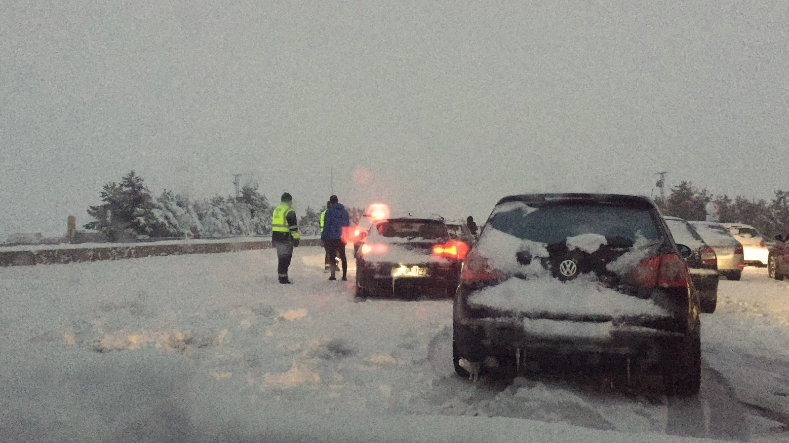 Fotografía facilitada por un conductor retenido en la A-6, a la altura del Km 75, en sentido Madrid