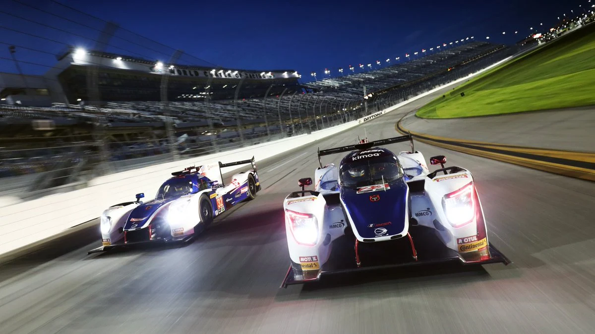 Fernando Alonso prueba la noche de Daytona