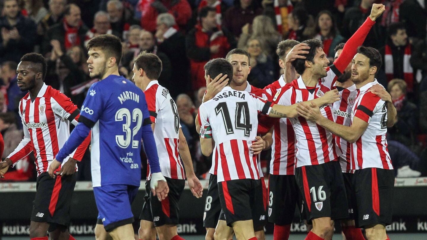 El Athletic celebrando el gol de Etxeita