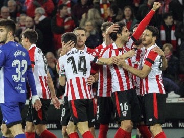 El Athletic celebrando el gol de Etxeita El Athletic celebrando el gol de Etxeita