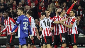 El Athletic celebrando el gol de Etxeita