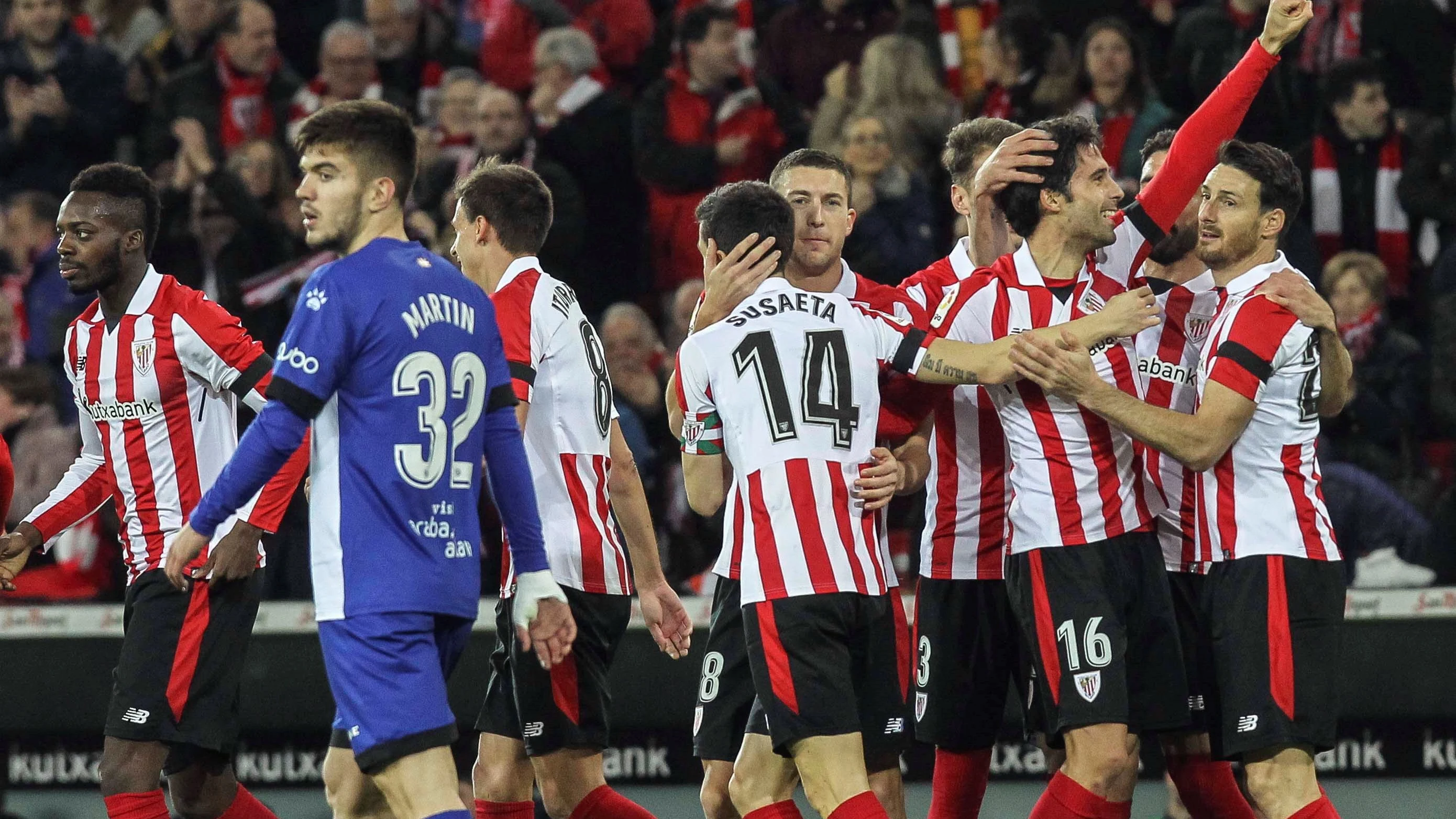 El Athletic celebrando el gol de Etxeita