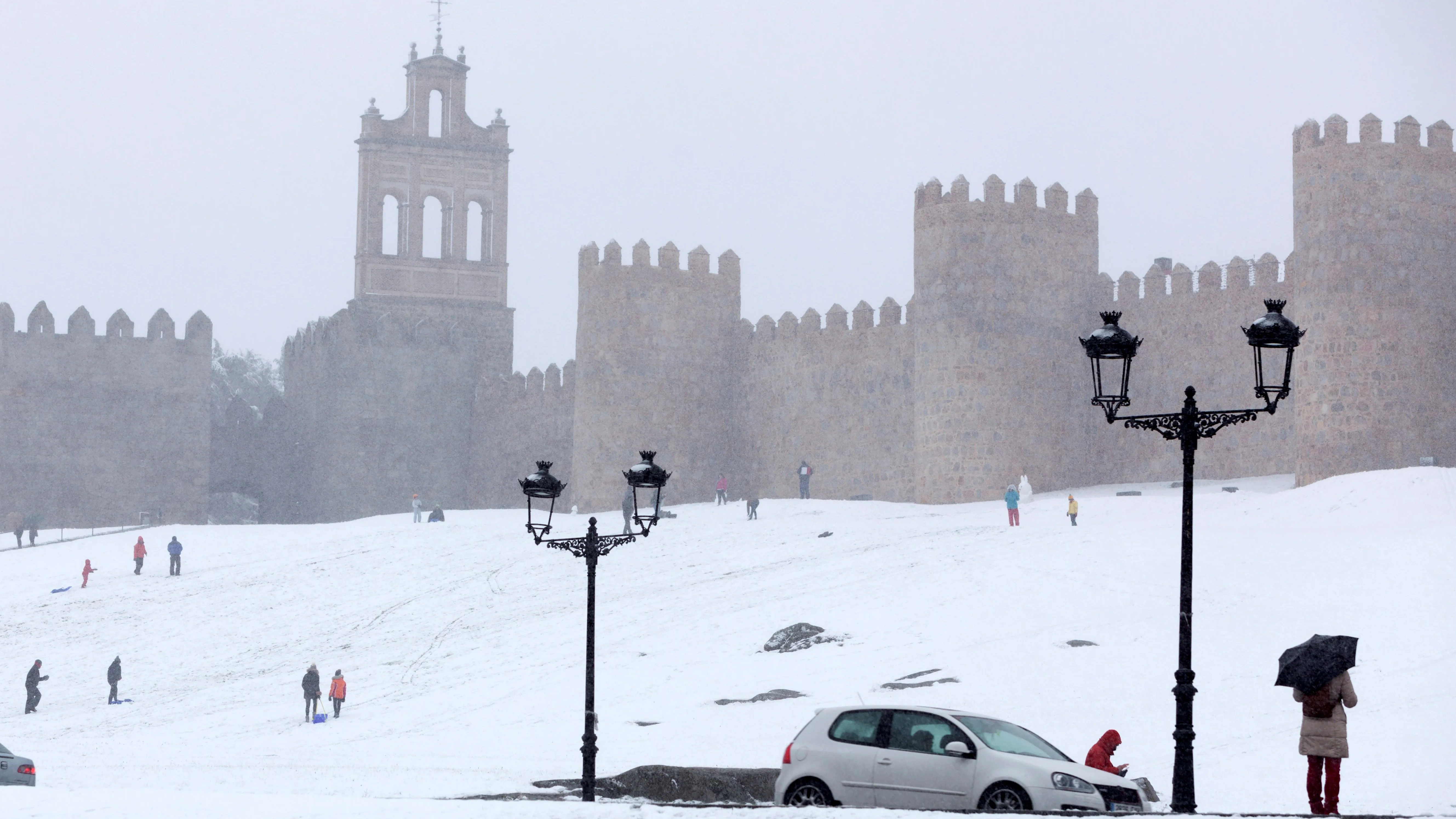 Vista de las murallas de Ávila cubiertas de nieve con la nevada de ayer.