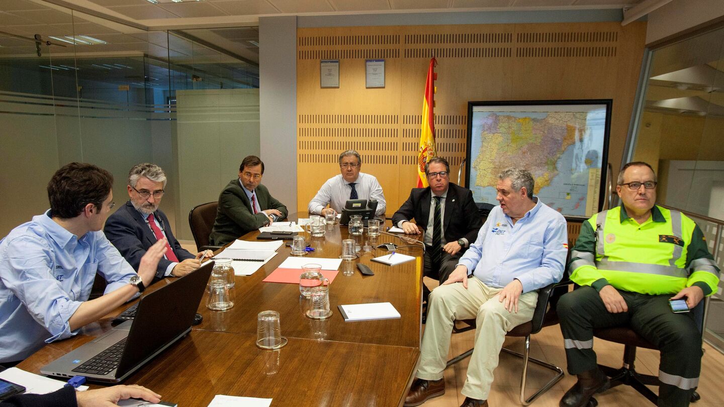 El ministro del Interior, Juan Ignacio Zoido, con el director general de Tr&aacute;fico, Gragorio Serrano, el subsecretario del Ministerio del Interior, Luis Aguilera Ruiz, y el director general de Protecci&oacute;n Civil, Juan Antonio D&iacute;az Cruz, para tratar la situaci&oacute;n de las carreteras