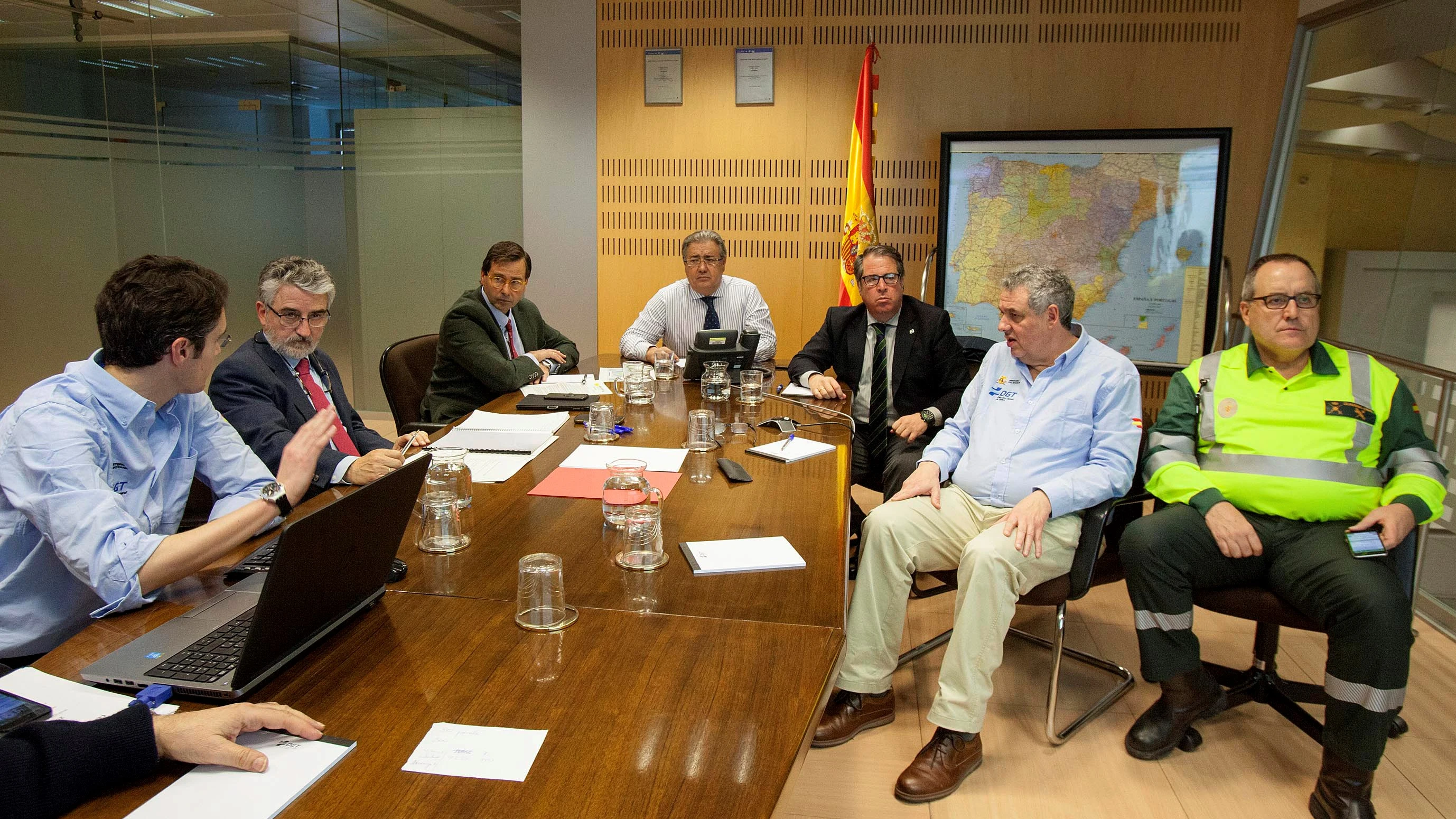 El ministro del Interior, Juan Ignacio Zoido, con el director general de Tráfico, Gragorio Serrano, el subsecretario del Ministerio del Interior, Luis Aguilera Ruiz, y el director general de Protección Civil, Juan Antonio Díaz Cruz, para tratar la situación de las carreteras