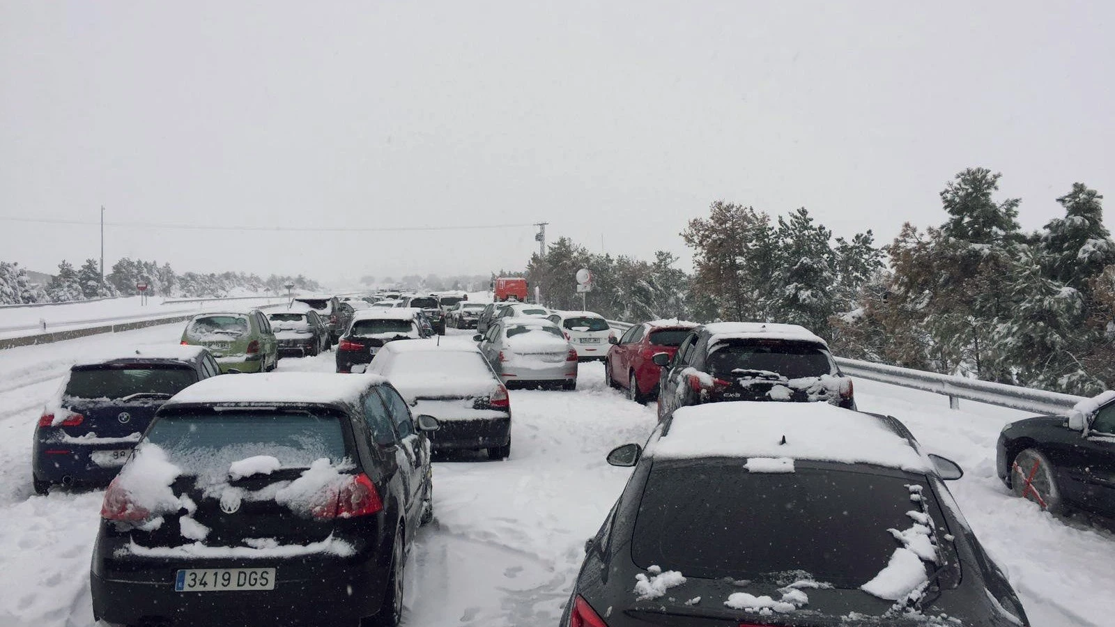 Coches atrapados en la AP-6 por la nieve