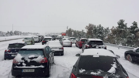 Fotografía facilitada por un conductor retenido en la A-6, a la altura del Km 75, en sentido Madrid Fotografía facilitada por un conductor retenido en la A-6, a la altura del Km 75, en sentido Madrid