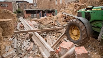 Desperfectos causados en una nave de uso agrícola, que ha quedado medio derrumbada, en Cistella 