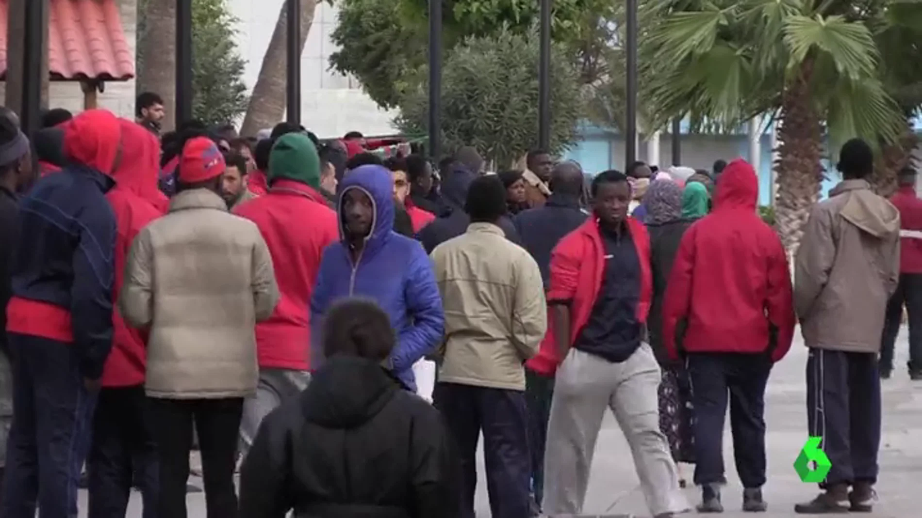 Migrantes que saltaron la valla de Melilla 