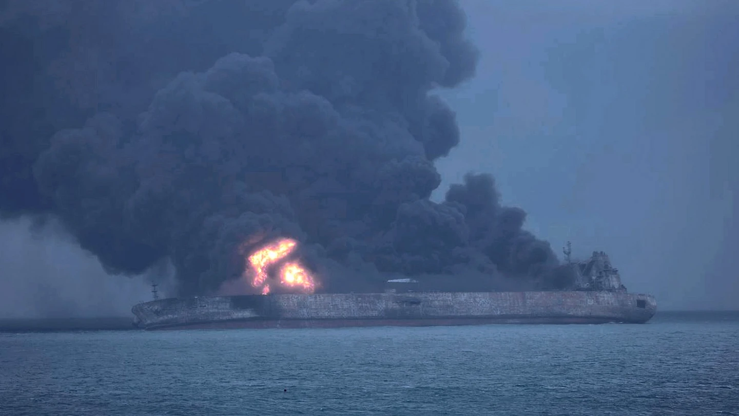 Imagen del incendio del petrolero frente a las costas chinas Imagen del incendio del petrolero frente a las costas chinas