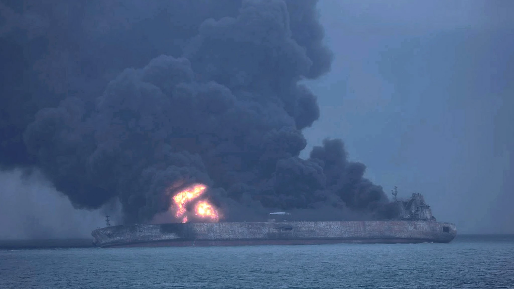 Imagen del incendio del petrolero frente a las costas chinas