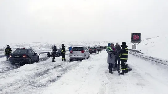 Miembros de la UME ayudan a desbloquear coches atrapados por la nieve Miembros de la UME ayudan a desbloquear coches atrapados por la nieve
