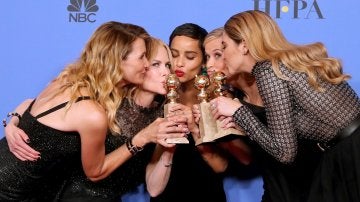 Las actrices Laura Dern, Nicole Kidman, Zoe Kravitz, Reese Witherspoon y Shailene Woodley posan tras ganar el Globo de Oro