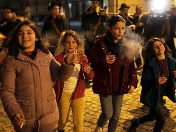 En un pueblo de Portugal se les anima a los niños a fumar durante las celebraciones de la Epifanía En un pueblo de Portugal se les anima a los niños a fumar durante las celebraciones de la Epifanía