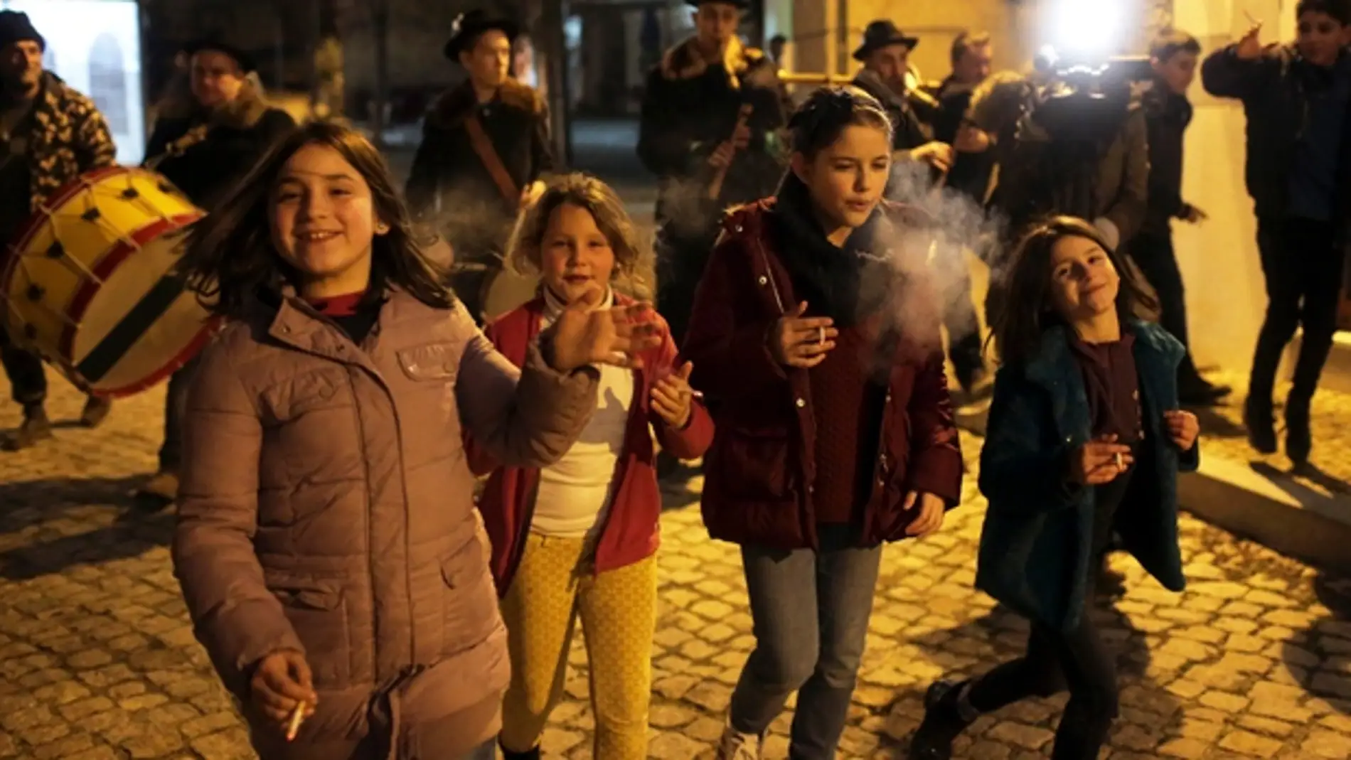 En un pueblo de Portugal se les anima a los niños a fumar durante las celebraciones de la Epifanía