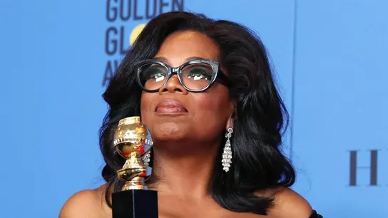 Oprah Winfrey posa con su premio de los Globos de Oro Oprah Winfrey posa con su premio de los Globos de Oro