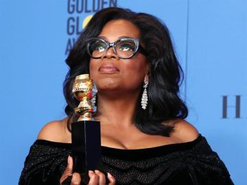 Oprah Winfrey posa con su premio de los Globos de Oro Oprah Winfrey posa con su premio de los Globos de Oro