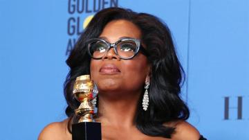 Oprah Winfrey posa con su premio de los Globos de Oro