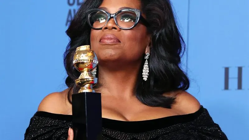 Oprah Winfrey posa con su premio de los Globos de Oro