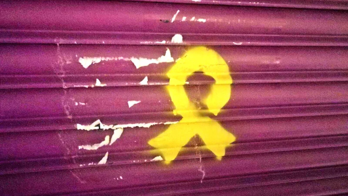 Pintada de un lazo amarillo en el comercio de la madre de Albert Rivera Pintada de un lazo amarillo en el comercio de la madre de Albert Rivera