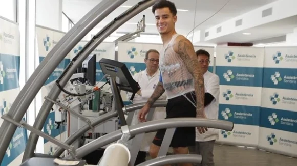 Coutinho pasando reconocimiento médico