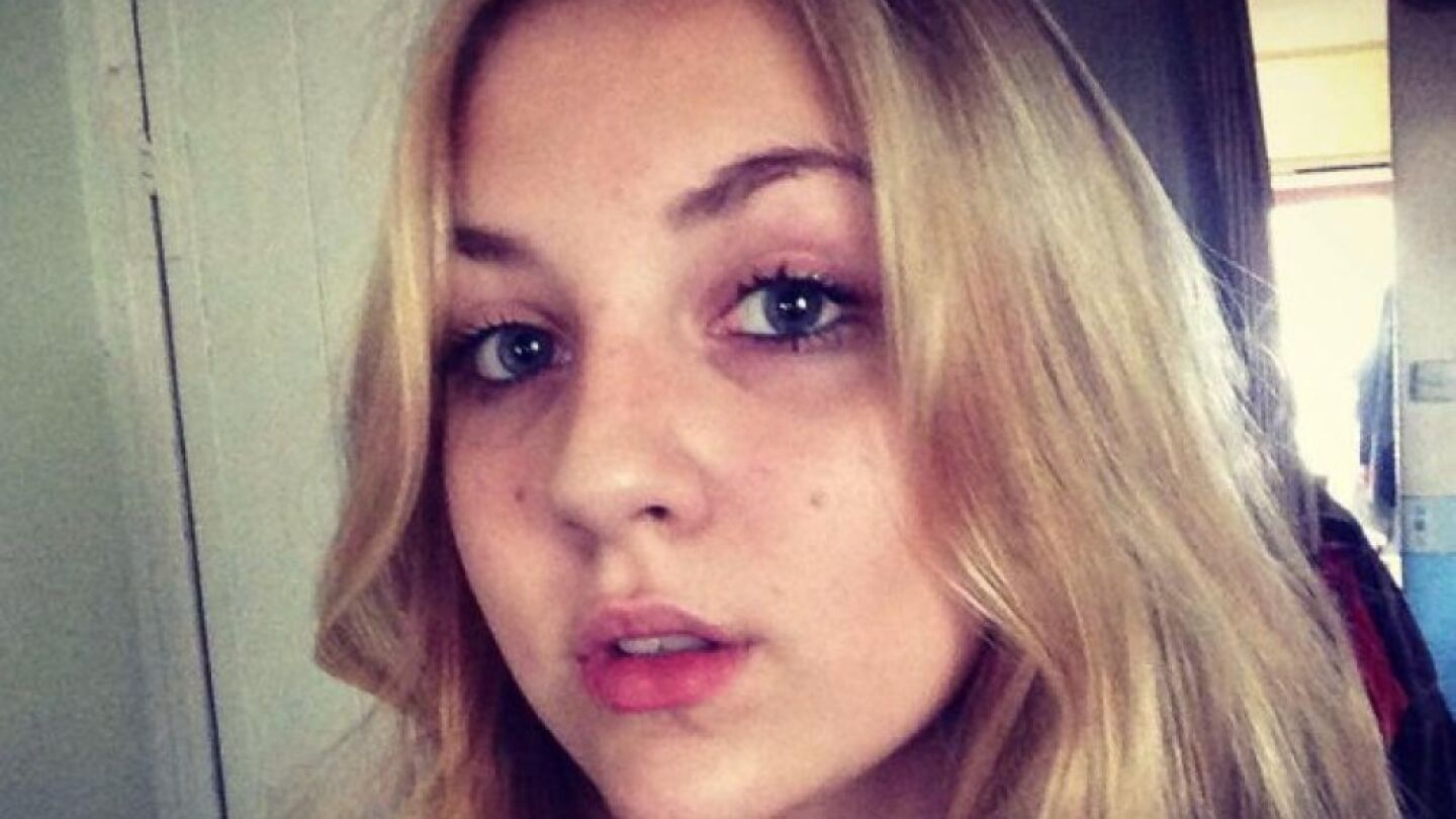 Niamh Baldwin antes de raparse para ayudar a pacientes con c&aacute;ncer
