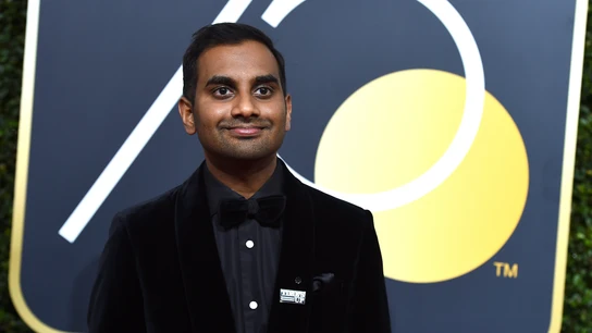 Aziz Ansari ALFOMBRA ROJA GLOBOS DE ORO 2018