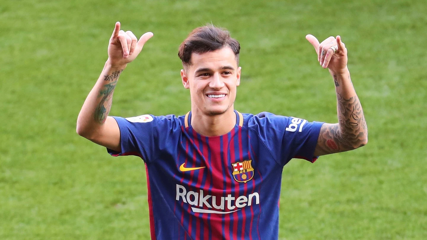Philippe Coutinho posa sonriente en su presentación con el Barça Philippe Coutinho posa sonriente en su presentación con el Barça