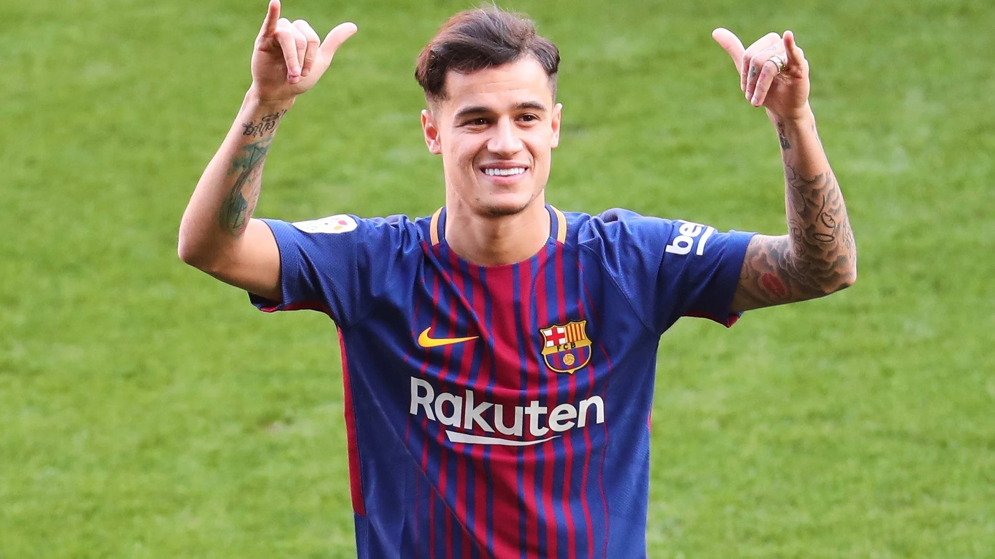 Philippe Coutinho posa sonriente en su presentación con el Barça