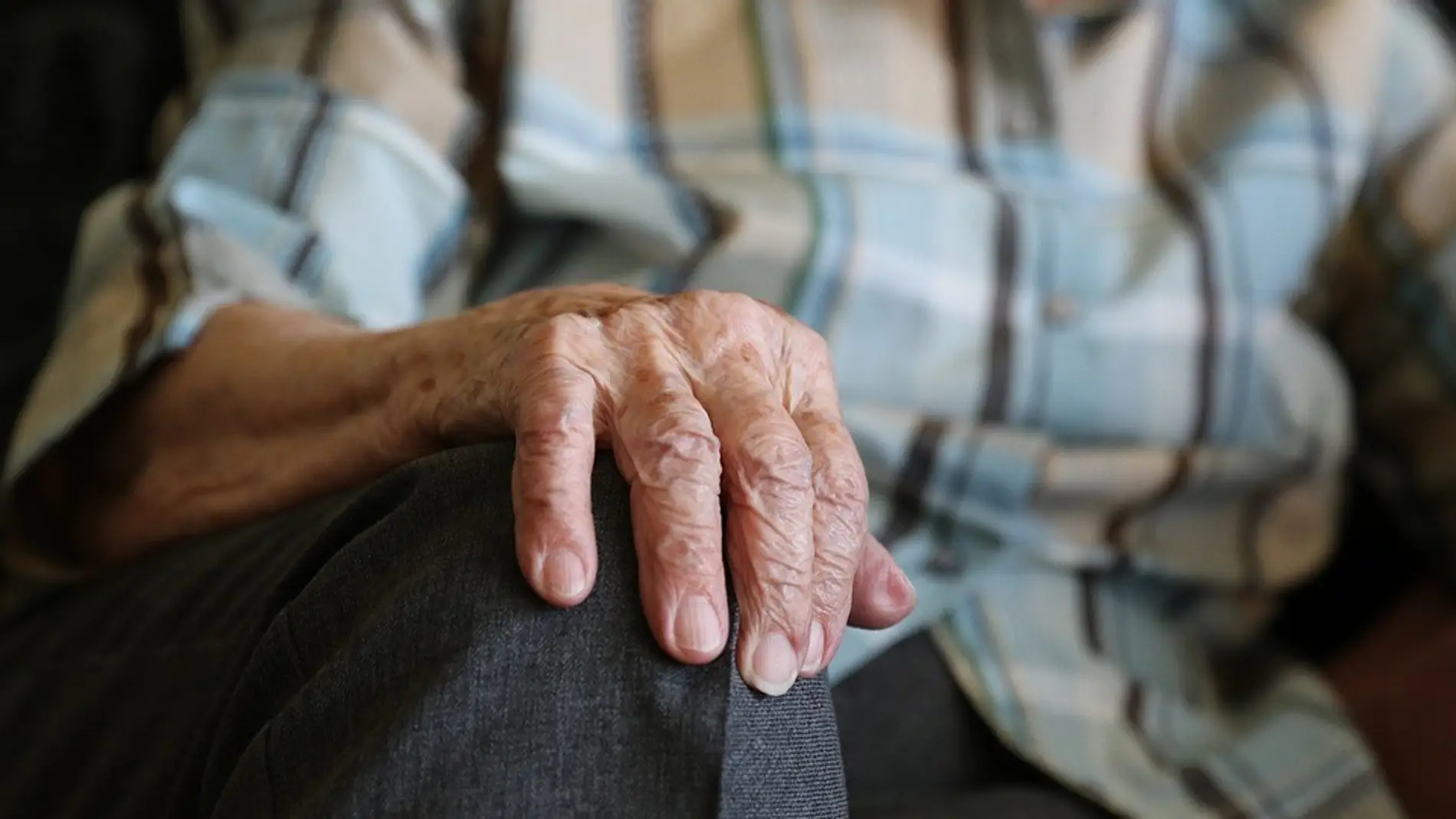Plano detalle de la mano de una persona mayor de 60 años