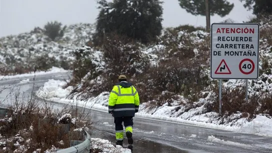 Un operario camina en el cruce de la carretera MA-7306 y la A-397 Un operario camina en el cruce de la carretera MA-7306 y la A-397
