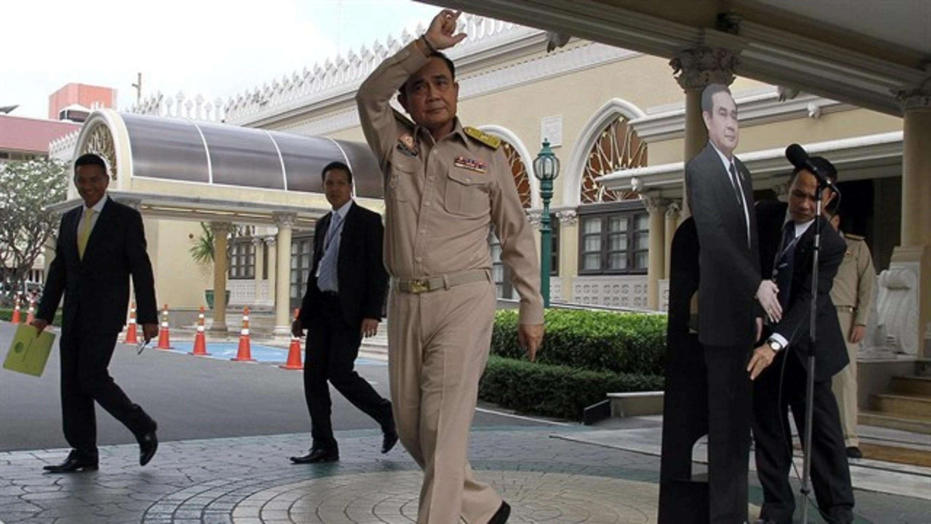 El primer ministro de Tailandia coloca su 'doble' de cartón
