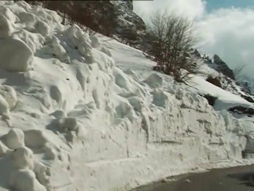 La respuesta del 112 a siete jóvenes atrapados en El Angliru sin abrigo: "El que está sin ropa que se quede en el coche" La respuesta del 112 a siete jóvenes atrapados en El Angliru sin abrigo: "El que está sin ropa que se quede en el coche"