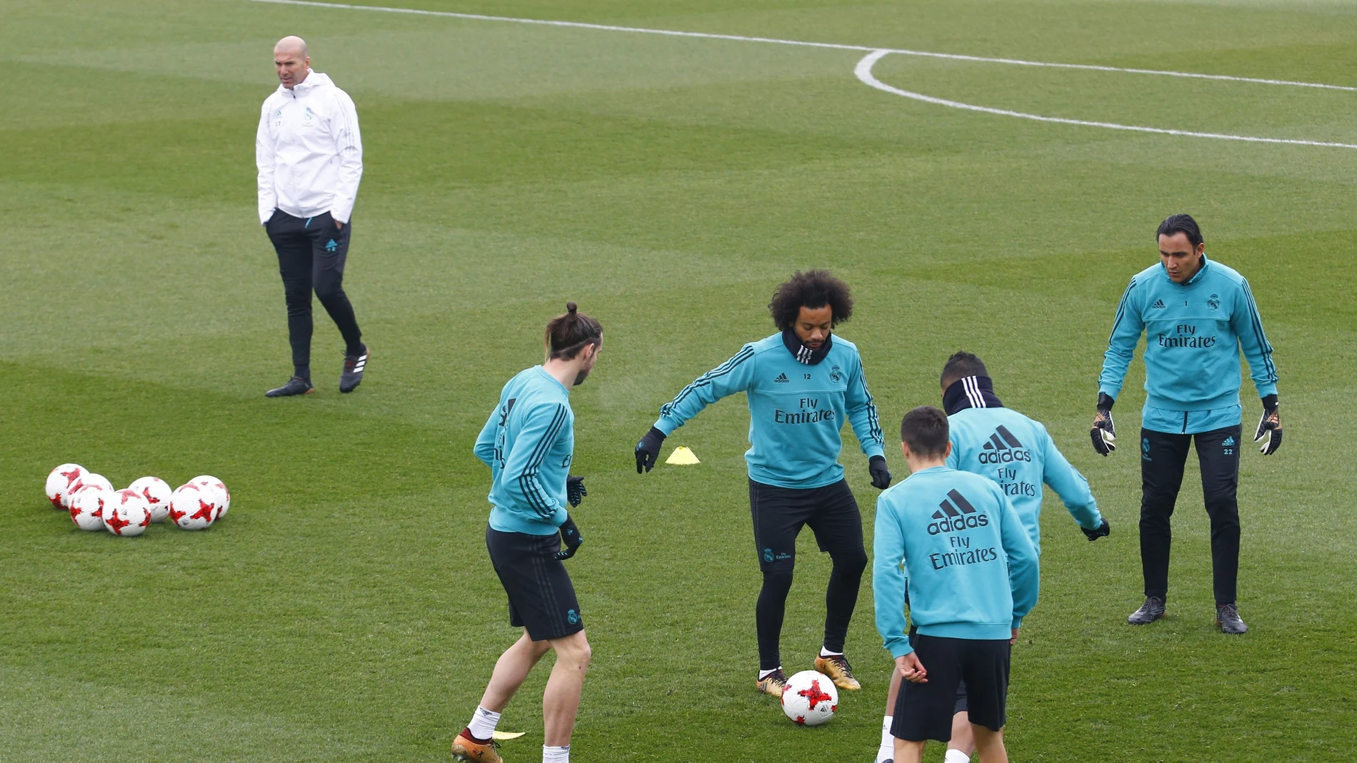 Zidane observa a sus jugadores en el entrenamiento del Madrid