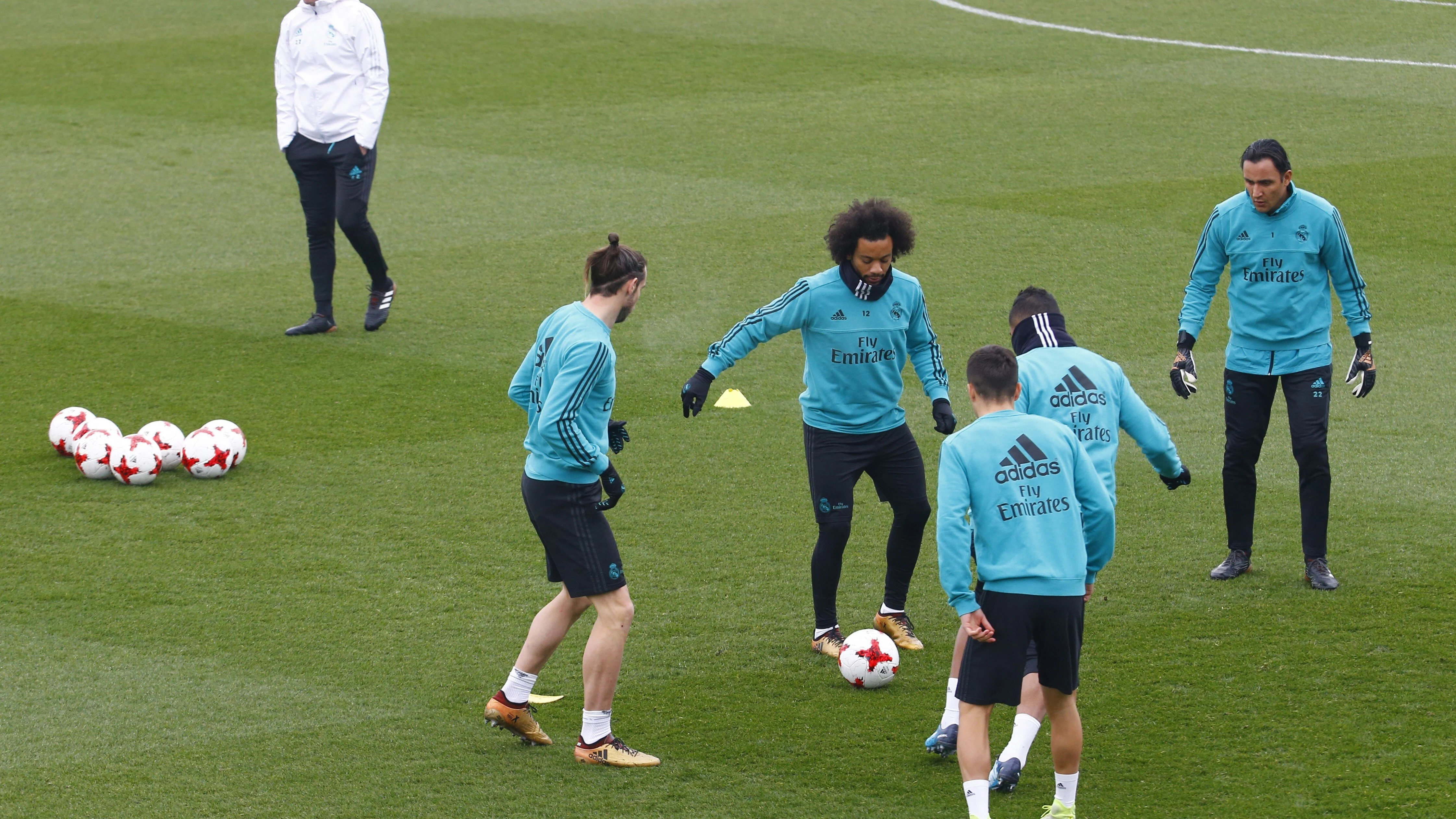 Zidane observa a sus jugadores en el entrenamiento del Madrid