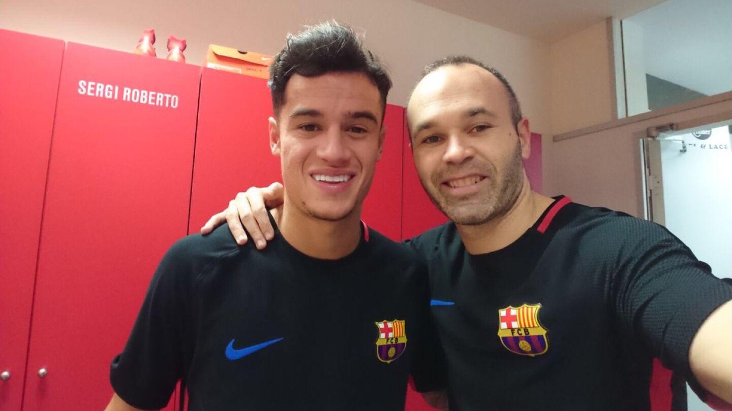 Iniesta posa con Coutinho tras la llegada del brasile&ntilde;o al Bar&ccedil;a
