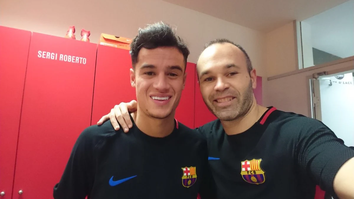 Iniesta posa con Coutinho tras la llegada del brasileño al Barça