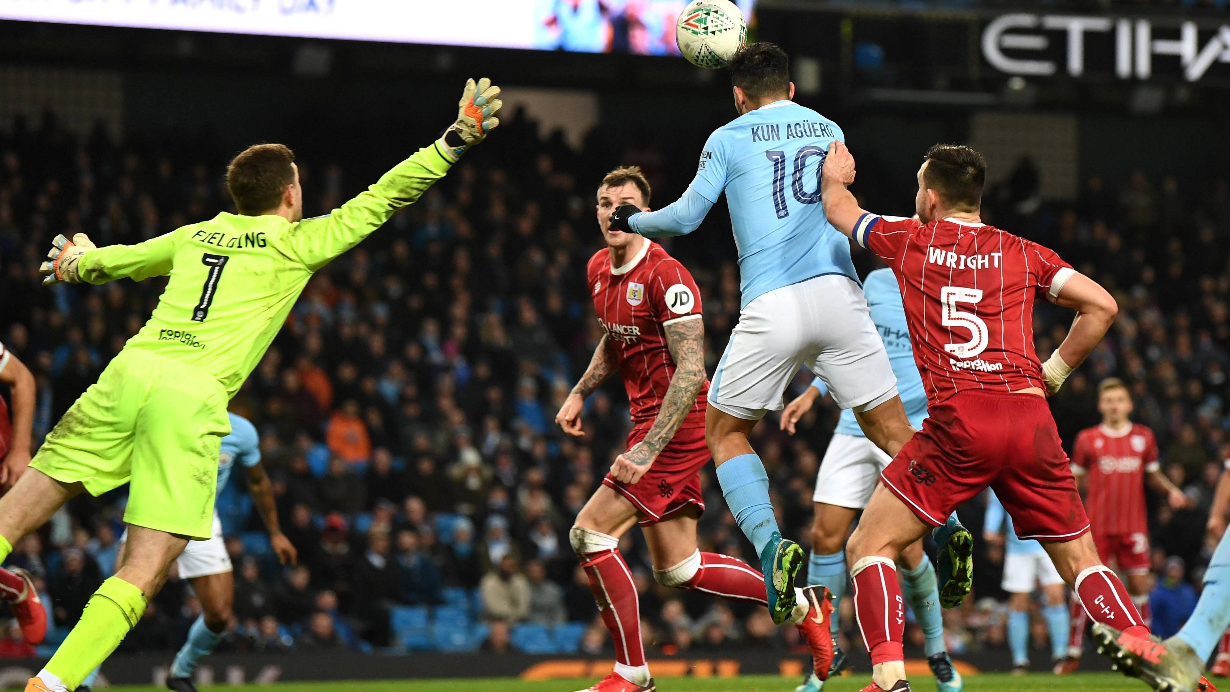 Agüero hace el 2-1 ante el Bristol en el descuento Agüero hace el 2-1 ante el Bristol en el descuento