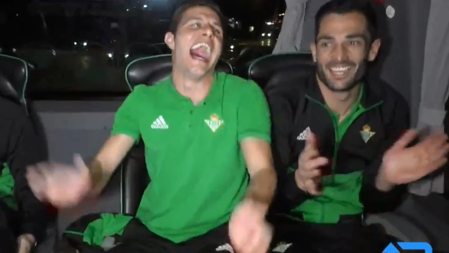 Joaquín, contando un chiste en el autobús Joaquín, contando un chiste en el autobús