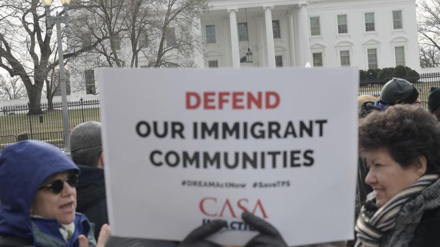 Activistas pro inmigraci&oacute;n, l&iacute;deres comunitarios e inmigrantes protestan frente a la Casa Blanca