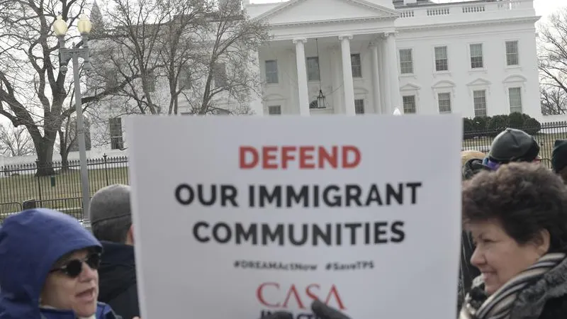 Activistas pro inmigración, líderes comunitarios e inmigrantes protestan frente a la Casa Blanca