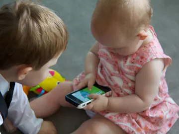 Un bebé con un iPhone Un bebé con un iPhone
