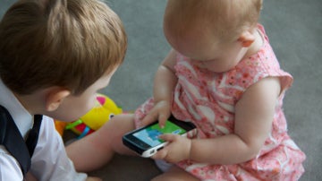 Un bebé con un iPhone