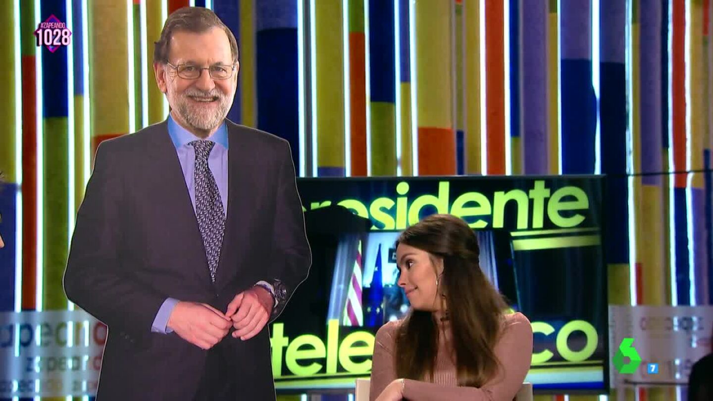 La descarada mirada de Cristina Pedroche al "culo cart&oacute;n" de la r&eacute;plica de Rajoy 