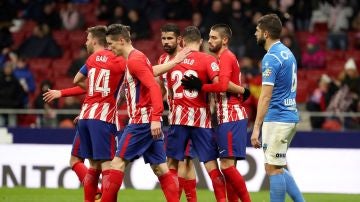 Los jugadores del Atlético celebran un gol ante el Lleida